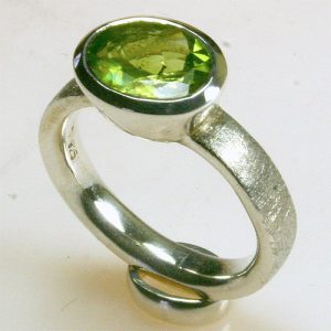 RA276 Peridot 8x10 mm